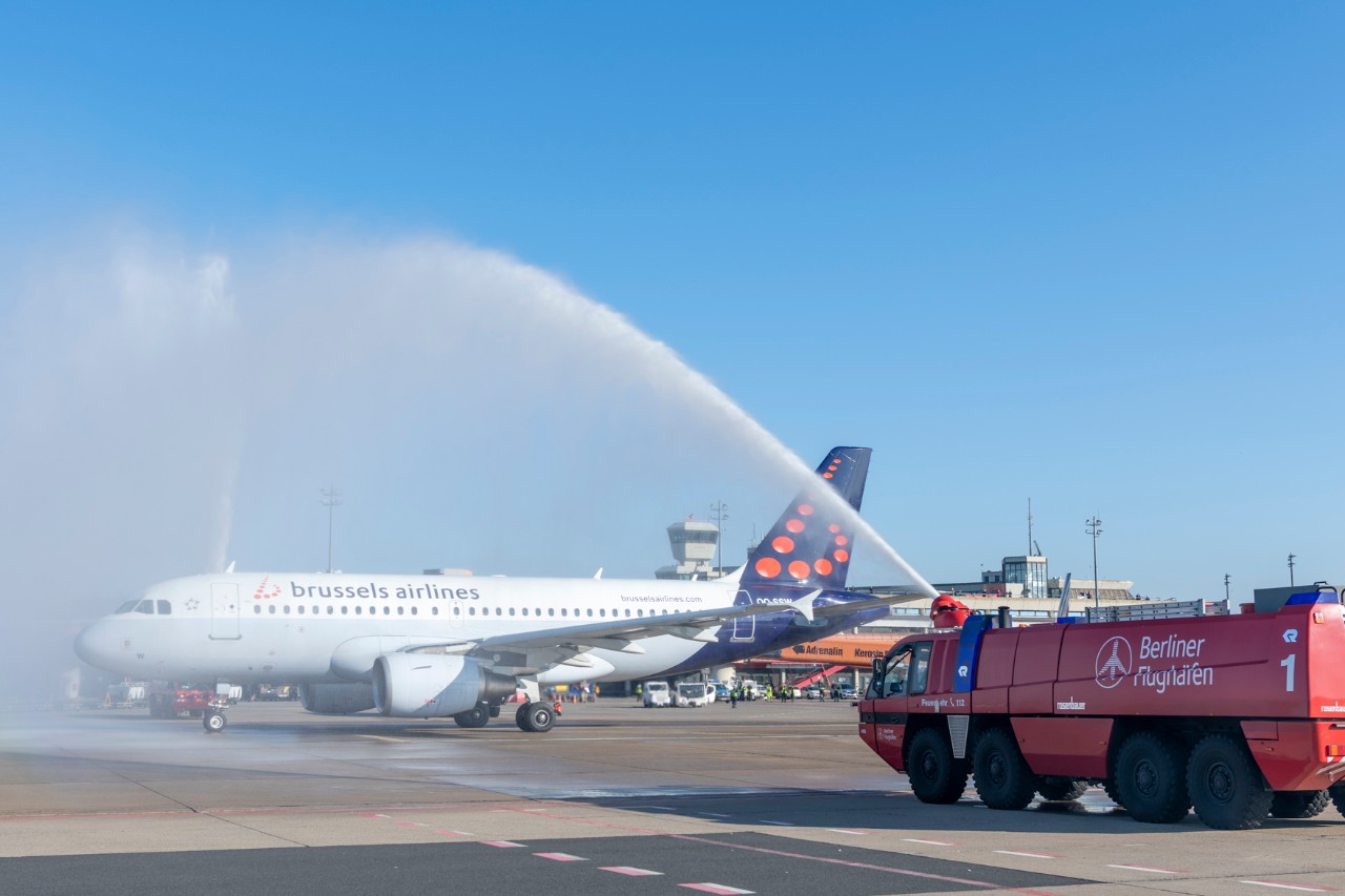 Der Brussels Airlines Flug SN2582 nach Brüssel wird von der Flughafenfeuerwehr in Tegel verabschiedet. (Bildquelle: BER / Günter Wicker)